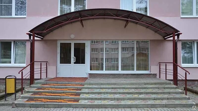 входная группа школы. школа 52 саратов ленинский. входная группа. крыльцо административного здания. крыльцо современной школы.