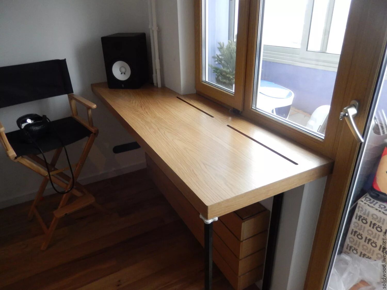 Декор на подоконнике в комнате. Стол у окна. Как сделать окна рабочем столе. Письменный стол вдоль окна для двух детей. Письменный стол в эркере.