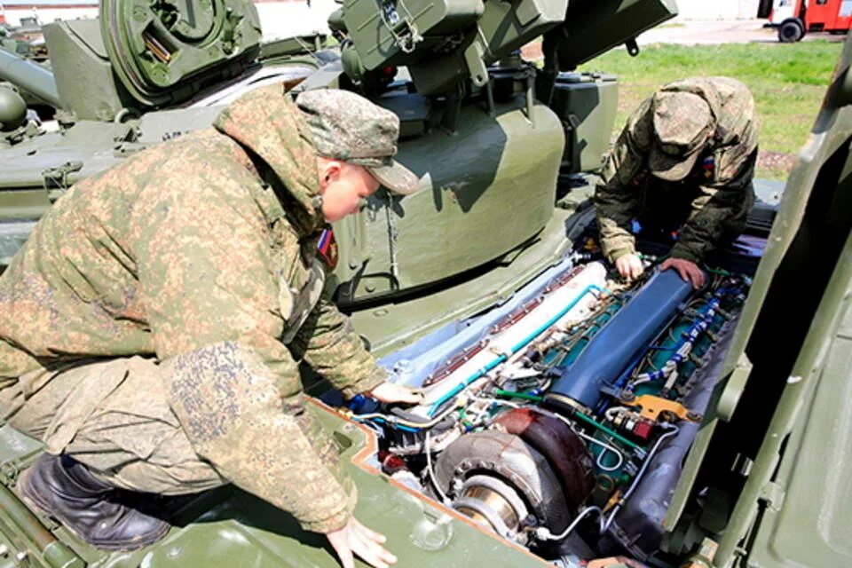 Сборка военной техники. МТО Т-72. Крыша МТО Т-72. Техническое обслуживание вооружения и военной техники. Войска технического обеспечения.