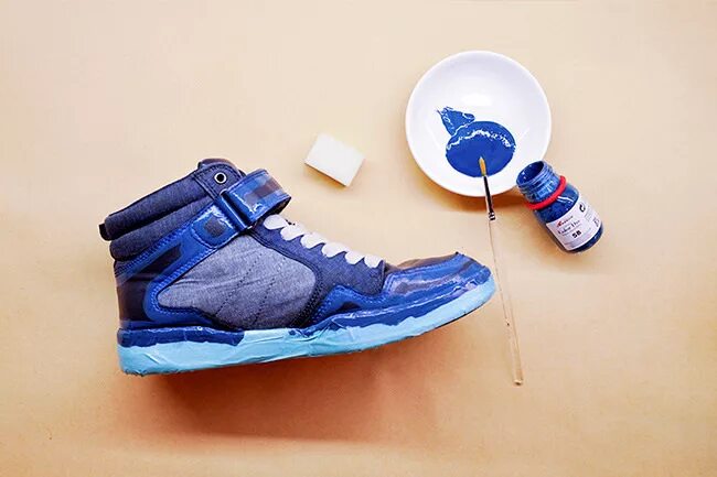 покрасил кроссовки краской. специальные краски для кроссовок. перекрасить кроссовки. перекраска бутс. аквапринт баллончиками с краской.