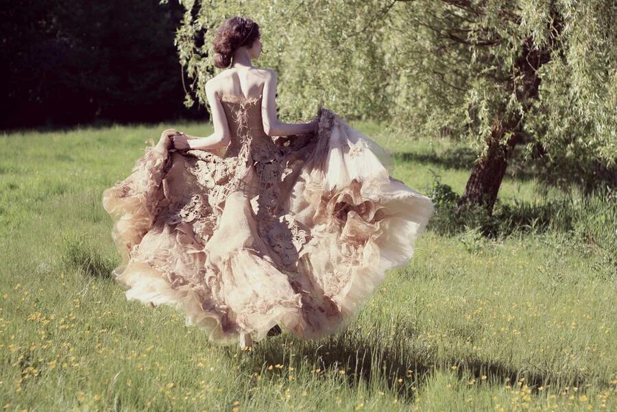 Девушка в бальном платье бежит. Девушка убегает в бальных платьях. Девушка бежит в платье. Девушка в пышном платье бежит.