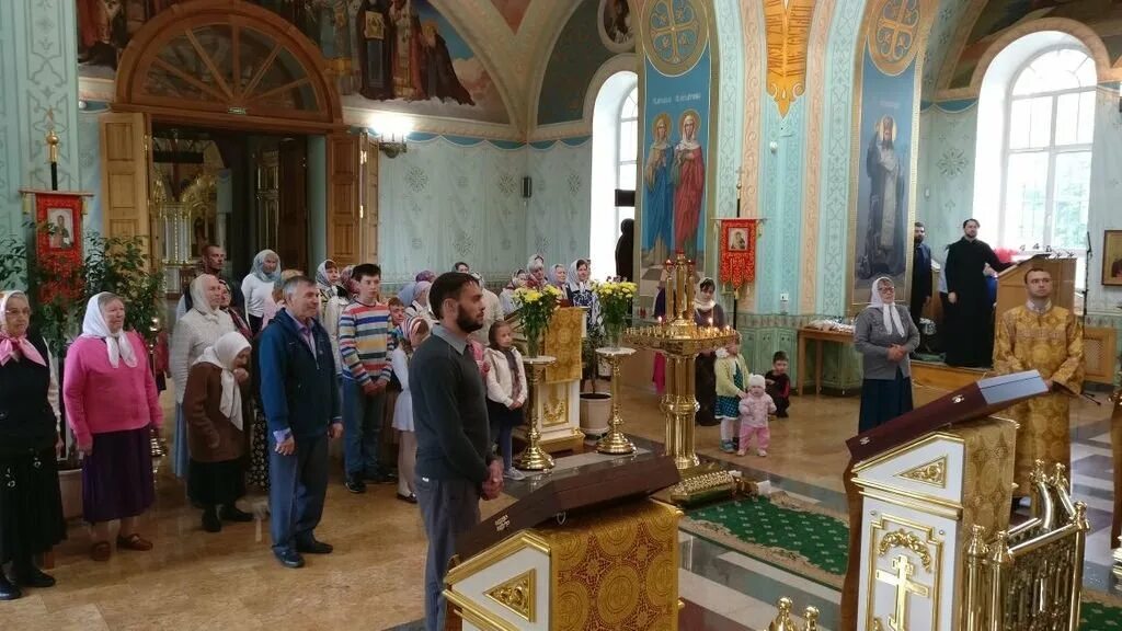 Село шарапово одинцовский. Храм село Шарапово Шатурский район. Троицкий храм с Шарапово Шатурский район. Шарапово Церковь Шатура. Храм Шарапово Одинцовский.