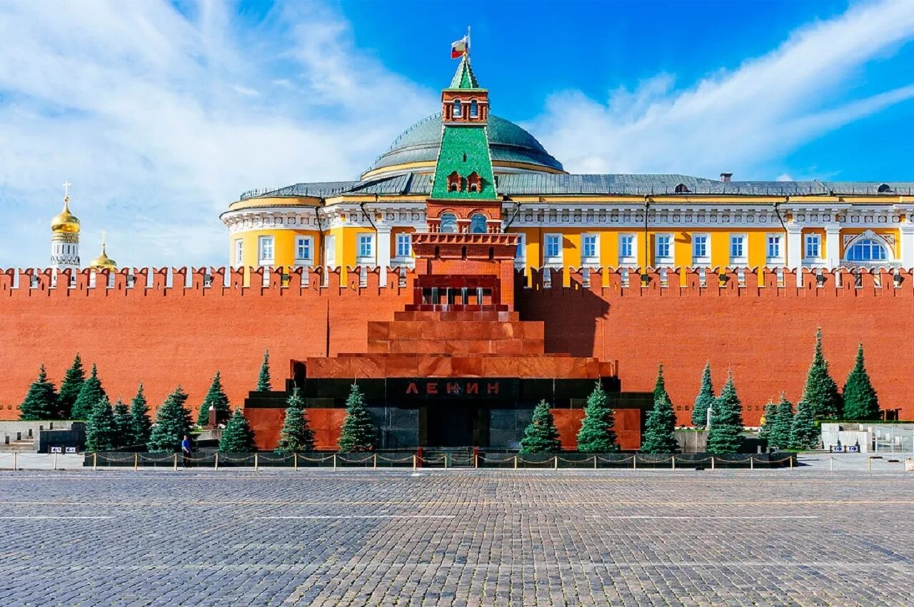 Вдоль кремлевской. Мавзолей в.и Ленина на красной площади в Москве. Ленин в Кремле в мавзолее. Московский Кремль мавзолей. Красная площадь мавзолей.