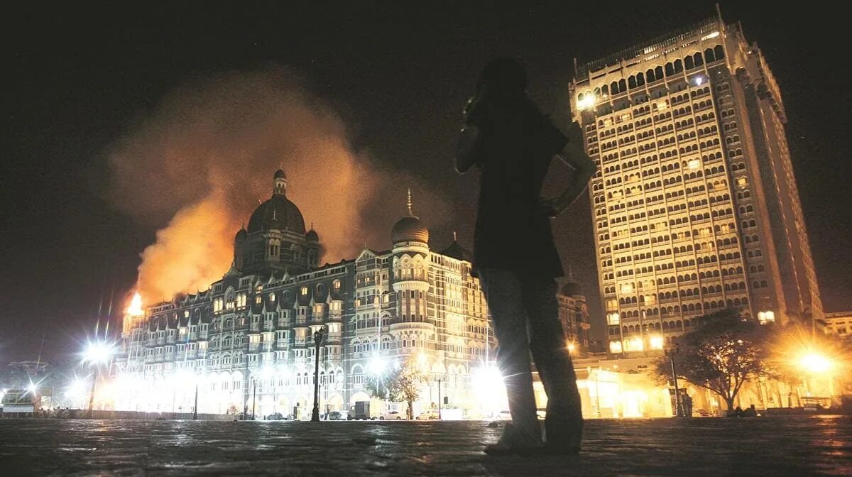 Отель тадж махал 2008 теракт. Теракт в индии 2008 тадж махал. 26. Мумбаи 2008 тадж махал теракт. 26 ноября 2008 отель мумбаи.