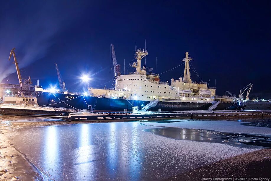 Пароход мурманск. Ледокол Ленин Мурманск. Атомный ледокол Ленин Мурманск. Атомоход Ленин Мурманск. Ледоколы в порту Мурманска.