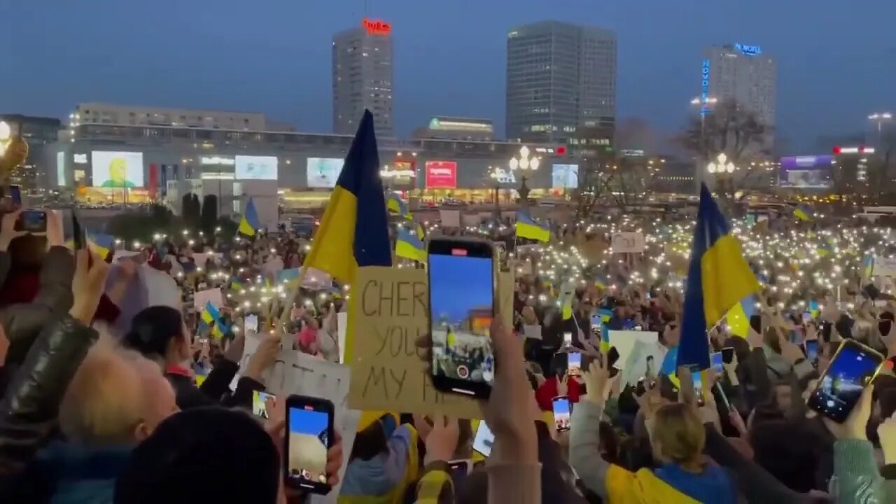 Митинг Украина. Украина люди. Митинг против войны. Митинги в поддержку украины