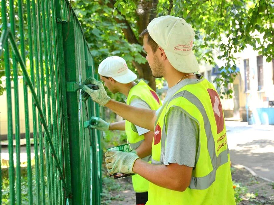 Куда можно устроиться летом на работу. Самозанятый подросток. Трудовая занятость подростков. Подростки на работе. Подросток с листовками.