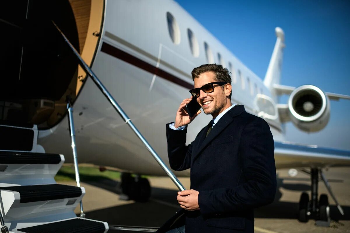 Private manning. Бизнесмен в самолете. Бизнесмен в аэропорту. Мужчина в самолете. Бизнес Джет.