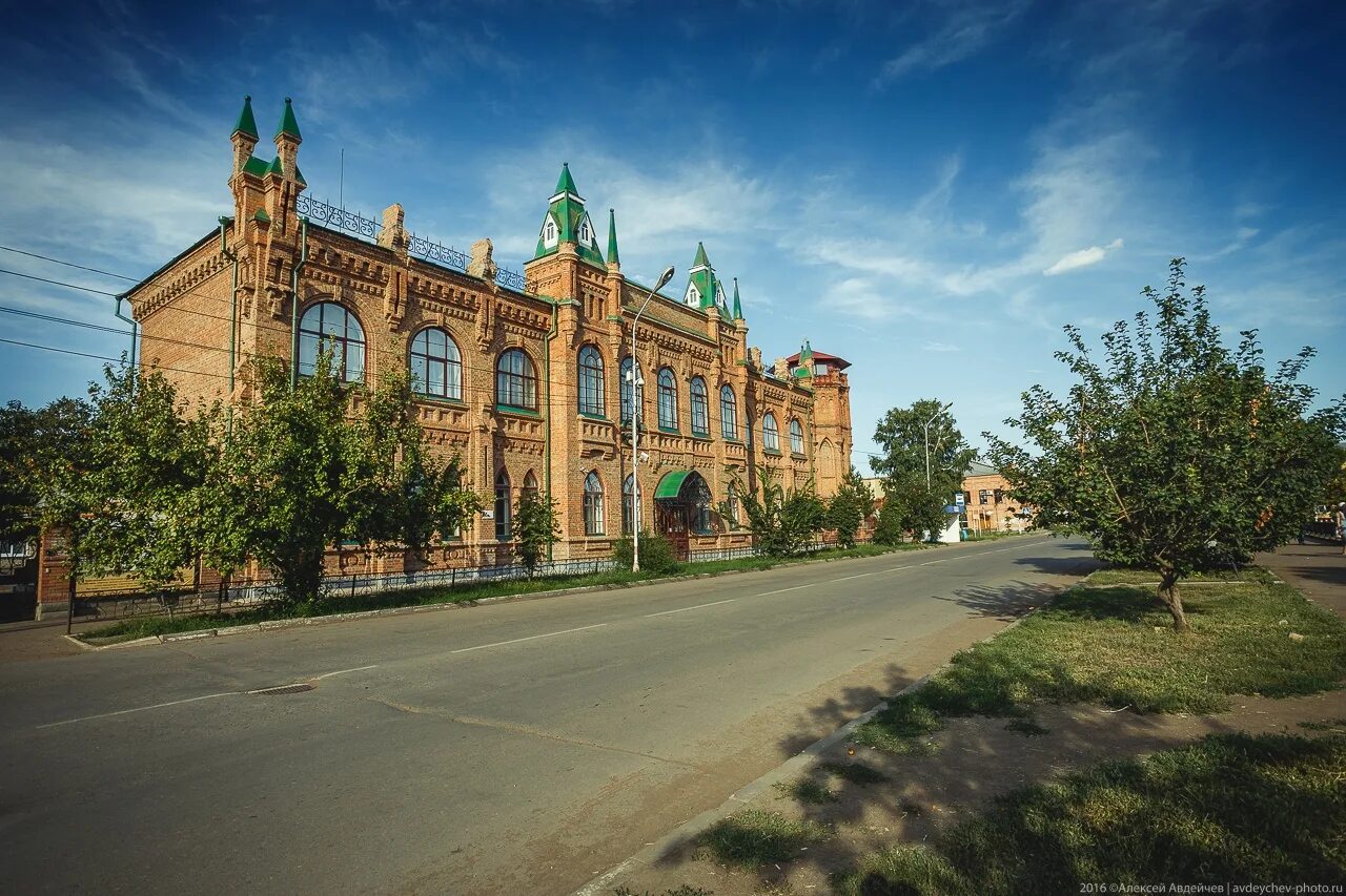 Про бузулук. Женская гимназия города Бузулук. Город Бузулук Оренбургской области. Здание бывшей женской гимназии Бузулук. Население г Бузулук Оренбургской области.