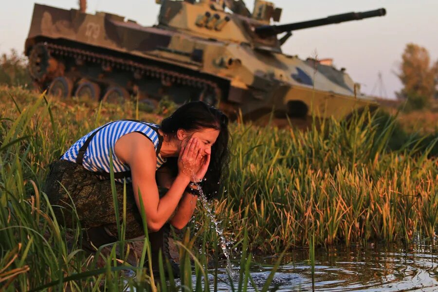 Женщины военные. Женщины в армии. Девушка солдат. Красивые женщины военные. Женщины идут в армию