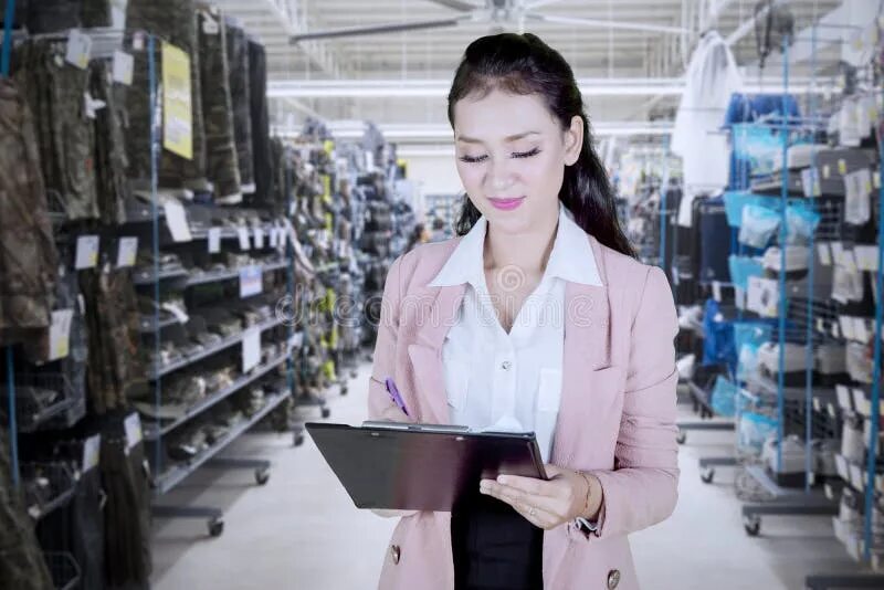 Ритейл менеджер. Store manager магазин. Store manager. Shop manager. Kohl's store manager salary.