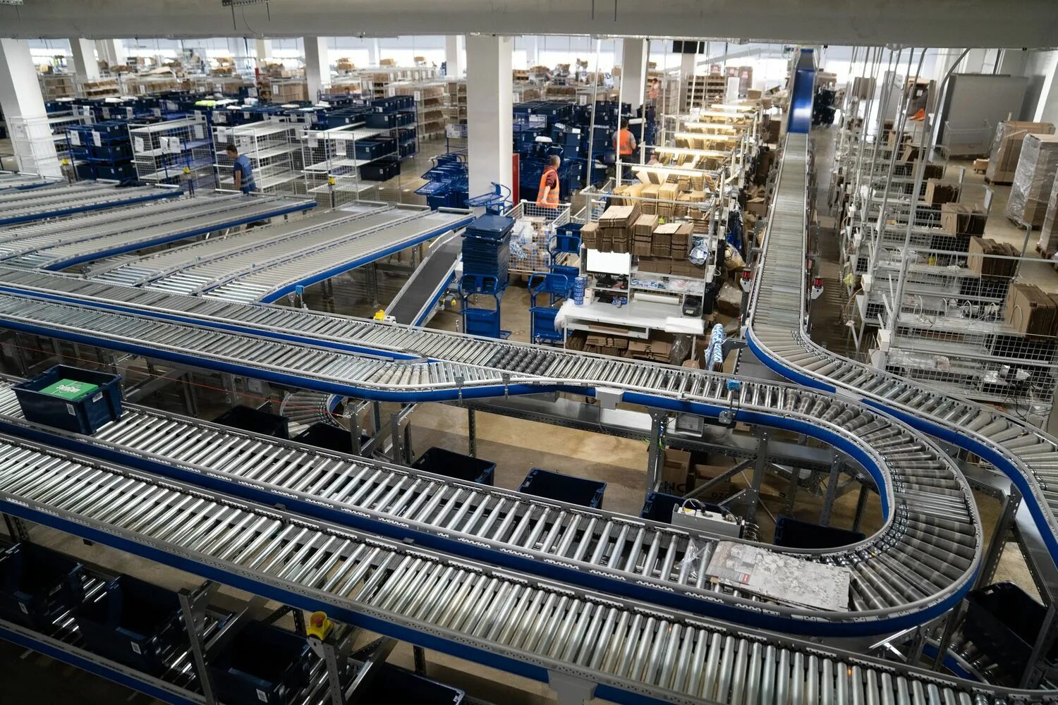 Логистический центр озон ростов на дону. Склад озон невинномысск вакансии. Склад озон. Большой склад. Склад озон логопарк.