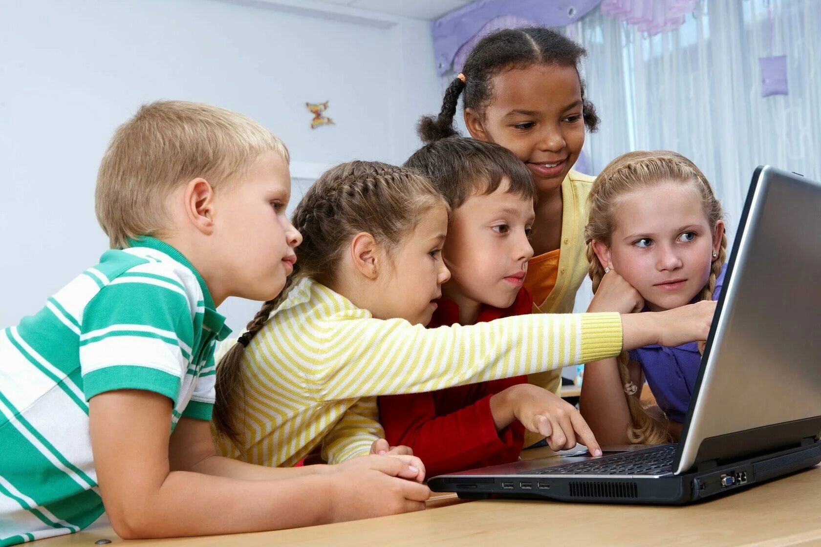 Ребенок за компьютером. Дошкольник и компьютер. Компьютер для детей. Ребенок сидит за компьютером.