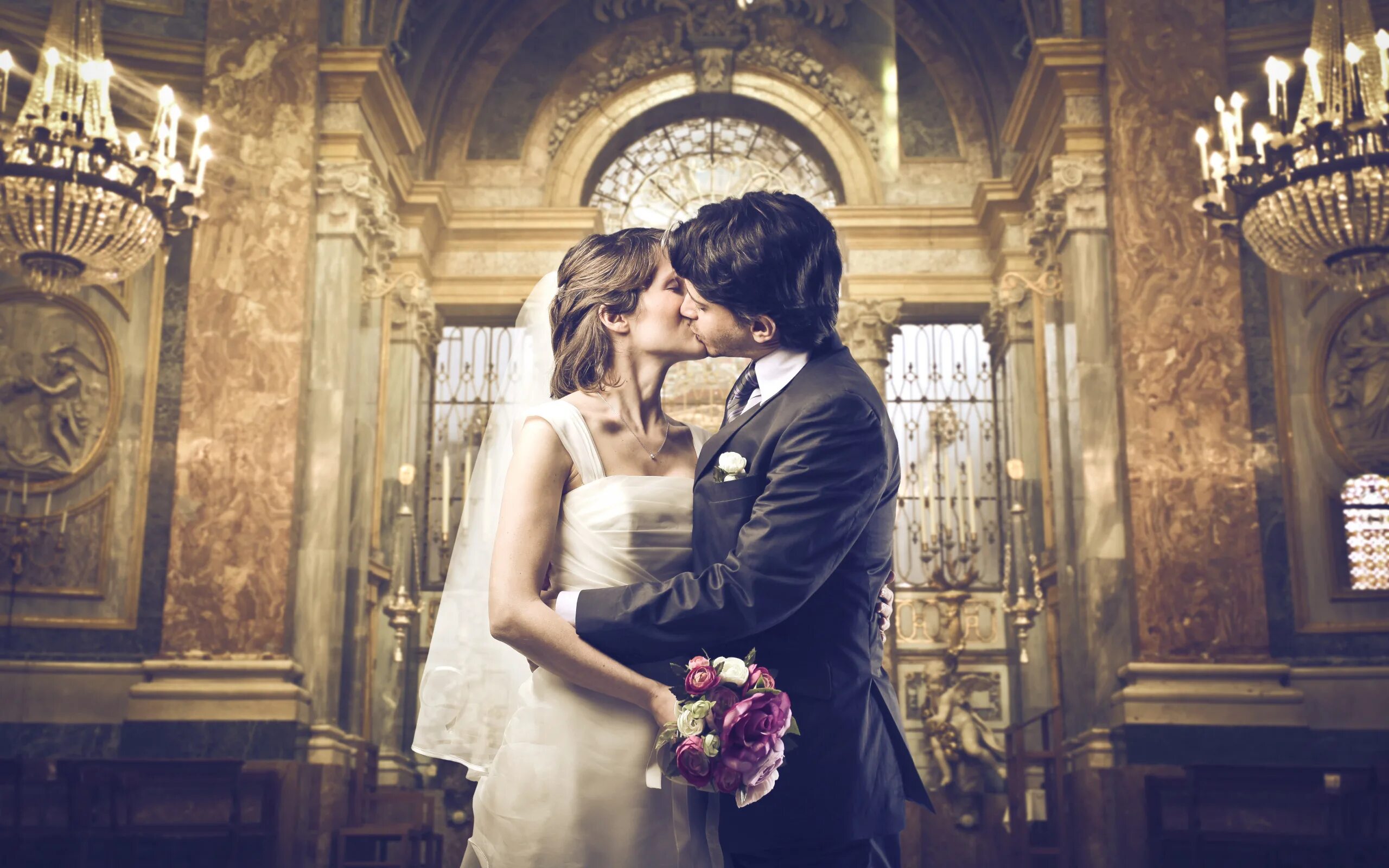 Жених несет невесту на руках. Влюбиться в невесту брата (2007). Бен барнс и аманда сейфрид. Бен барнс большая свадьба. Девушка влюбилась в невесту.