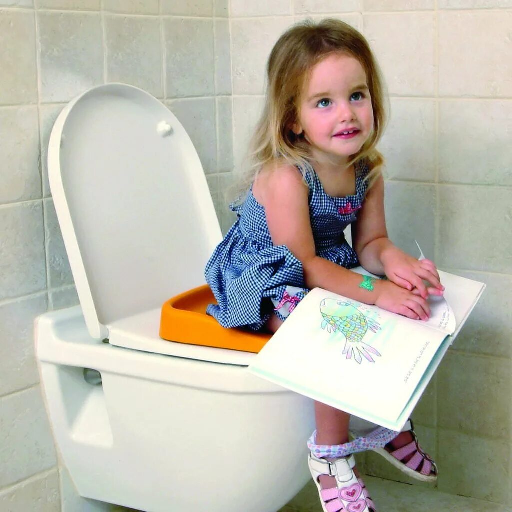 Подростки ходят в туалет девочки. Дети в туалете. Девушка с туалетной бумагой. Ребенок на унитазе. Девушка на baby potty.