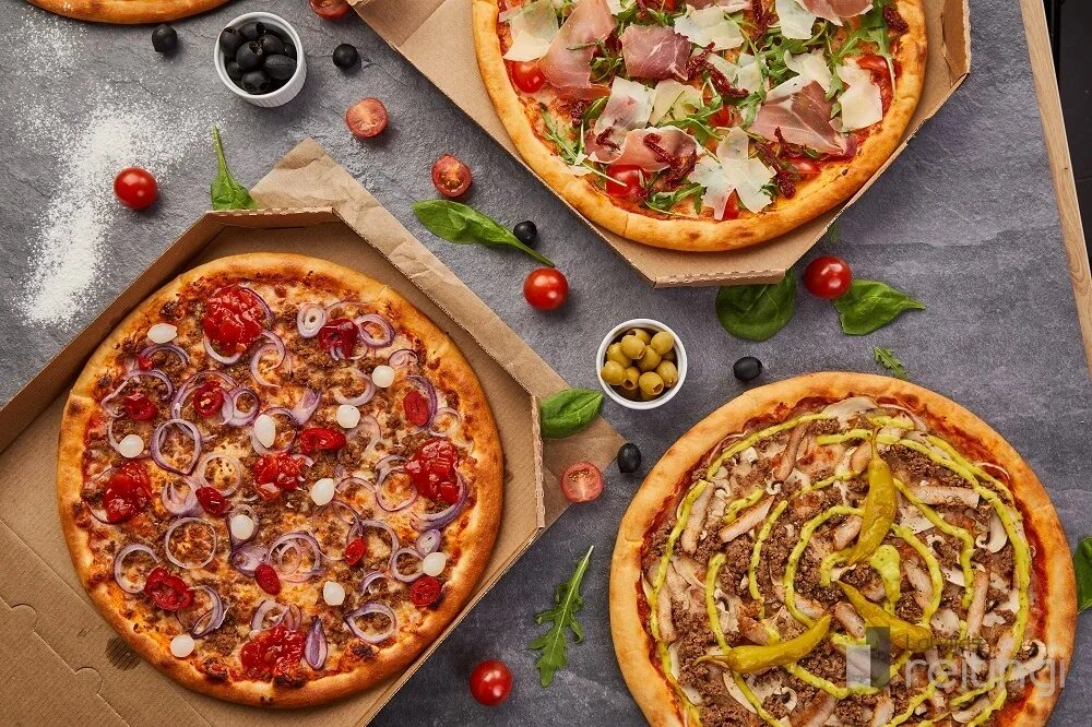 Как едят пиццу по этикету. Cili pizza литва. pizza spices. как есть пиццу по этикету. пицца можно есть руками.