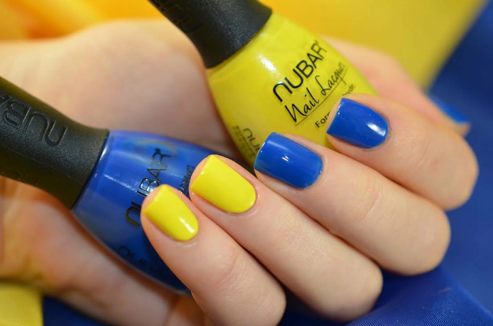 Почему синий и желтый. Маникюр синий с желтым. Маникюр жёлтый с голубым. Ногти желто голубые. Ногти синие с желтым.