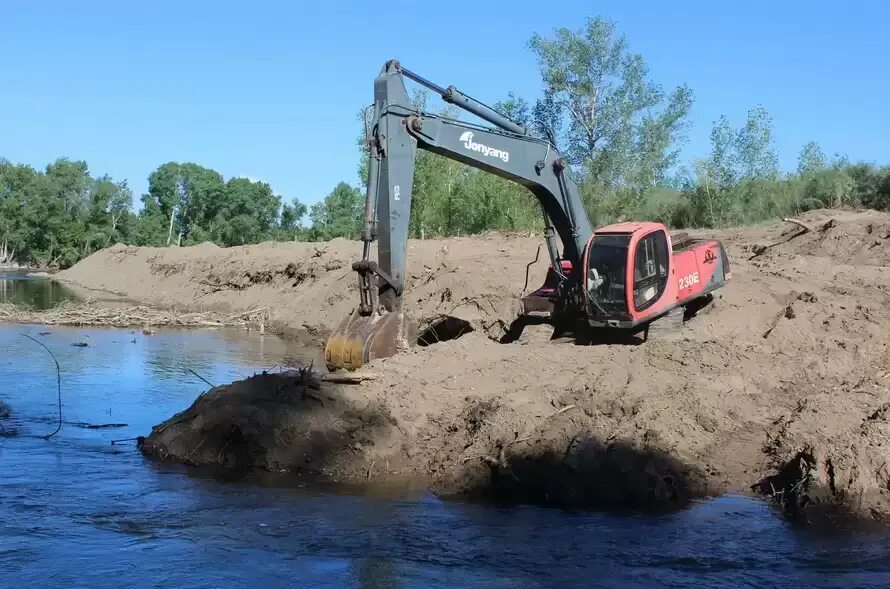 Углубление водоемов. Углубление дна реки. Углубление пруда. Углубление прудов и водоемов.