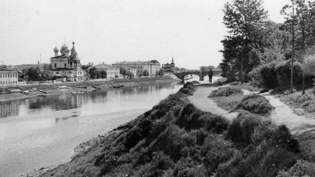 Река Вологда 1970. Река Вологда набережная около Соборной горки. Набережная на Пугачева Вологда. Скулябинская богадельня Вологда. История вологды сайт