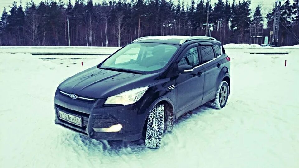 Фендера Форд Куга 2. Ford Kuga снежинки. Ford Kuga в лесу. Форд Куга в сугробе.