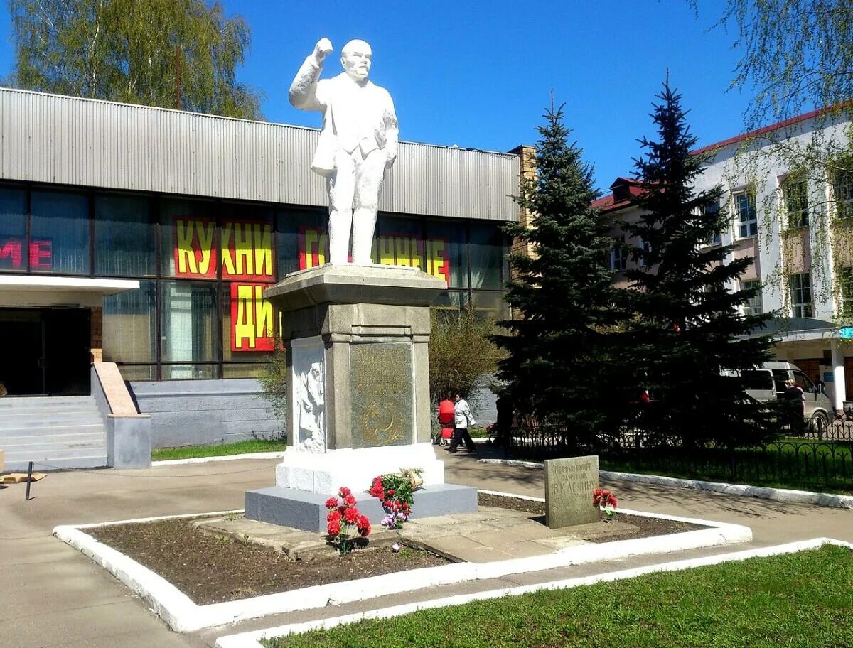 Первый в мире памятник. Памятник в. и. Ленину (Ногинск). Памятник Ленину нагирск. Первый памятник Ленину в Ногинске. Памятник Ленину в Глухове Ногинск.