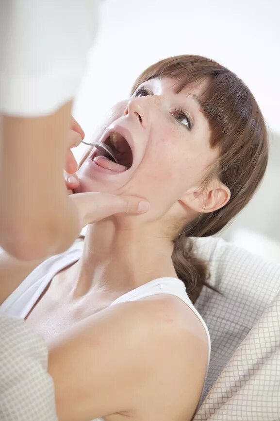 средний палец во рту. тейлор свифт открытый рот. девушки с открытыми ртами. Coming mouth. накрашенные губы с языком.