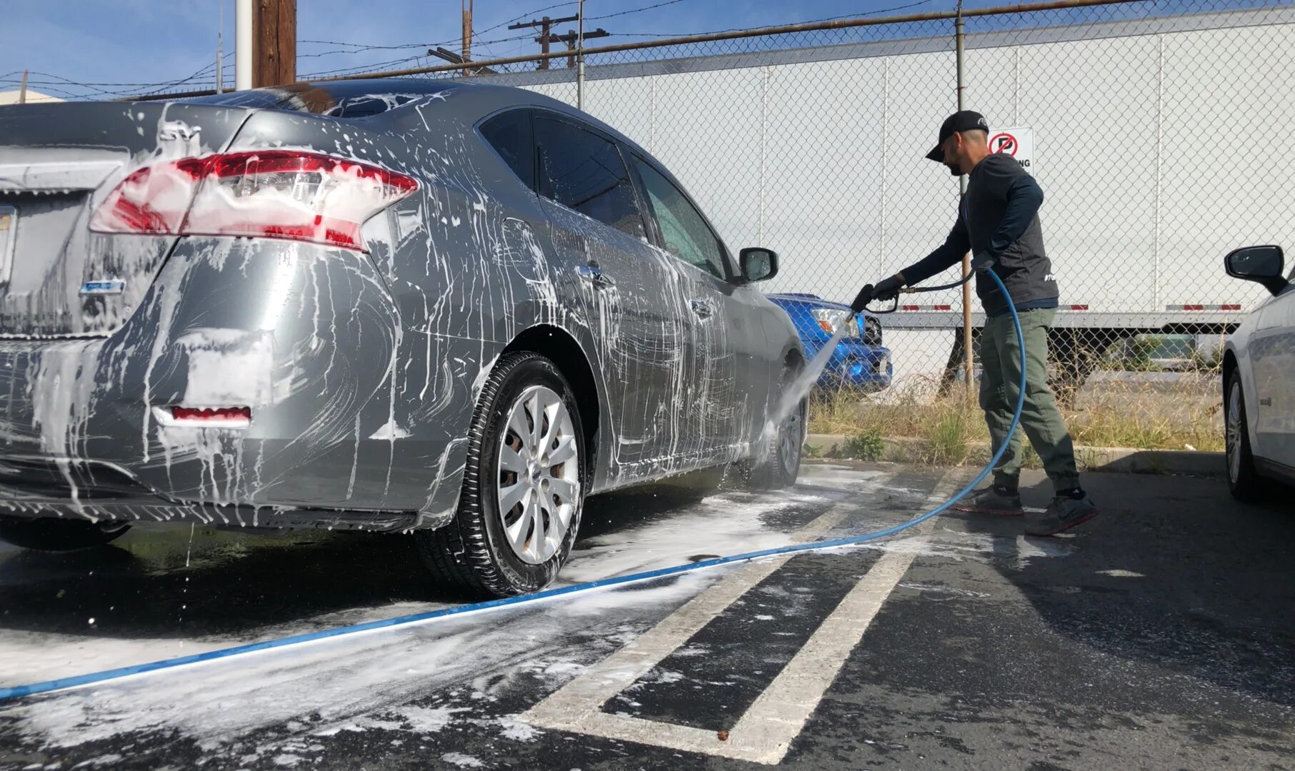 The car is being washed. Мобильный car wash. автомойка лето. обои на рабочий стол автомойка. автомойка крупный план.
