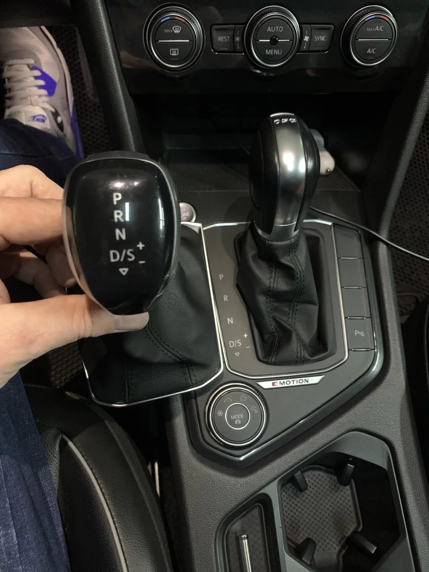 Снятие ручки КПП (замучал сверчок под ней) - Volkswagen Tiguan (2G), 2 л, 2019 г