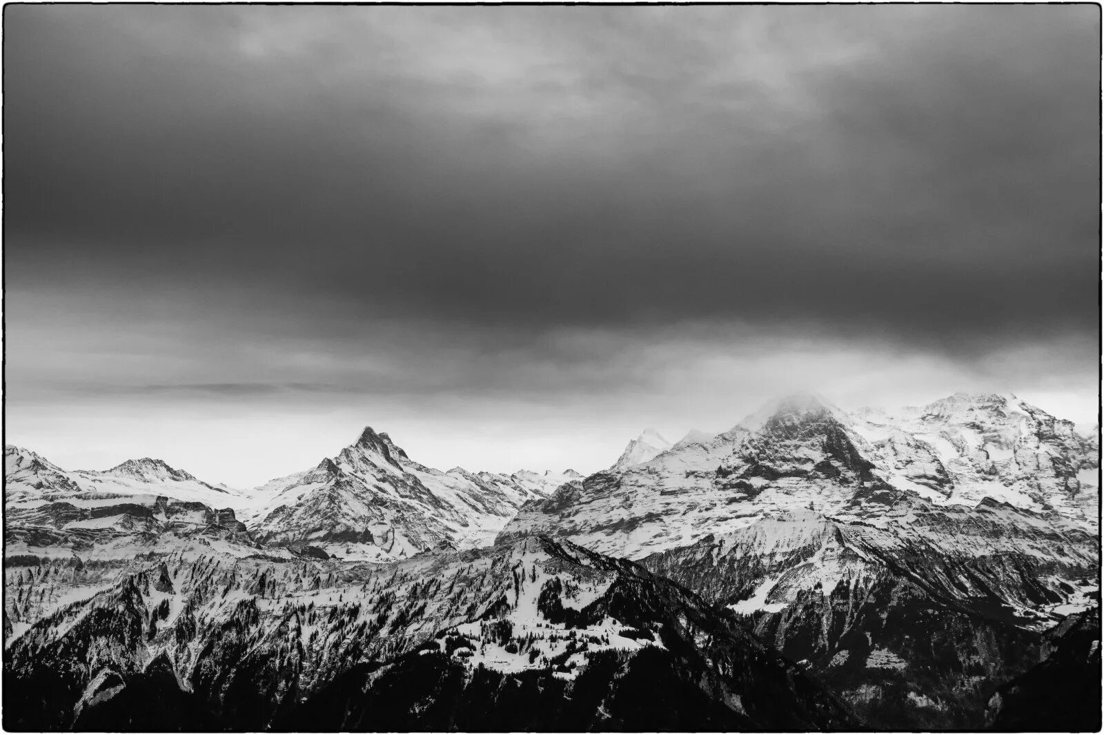 озеро в горах. темные горы. черная гора. черная гора. горы черно белые.