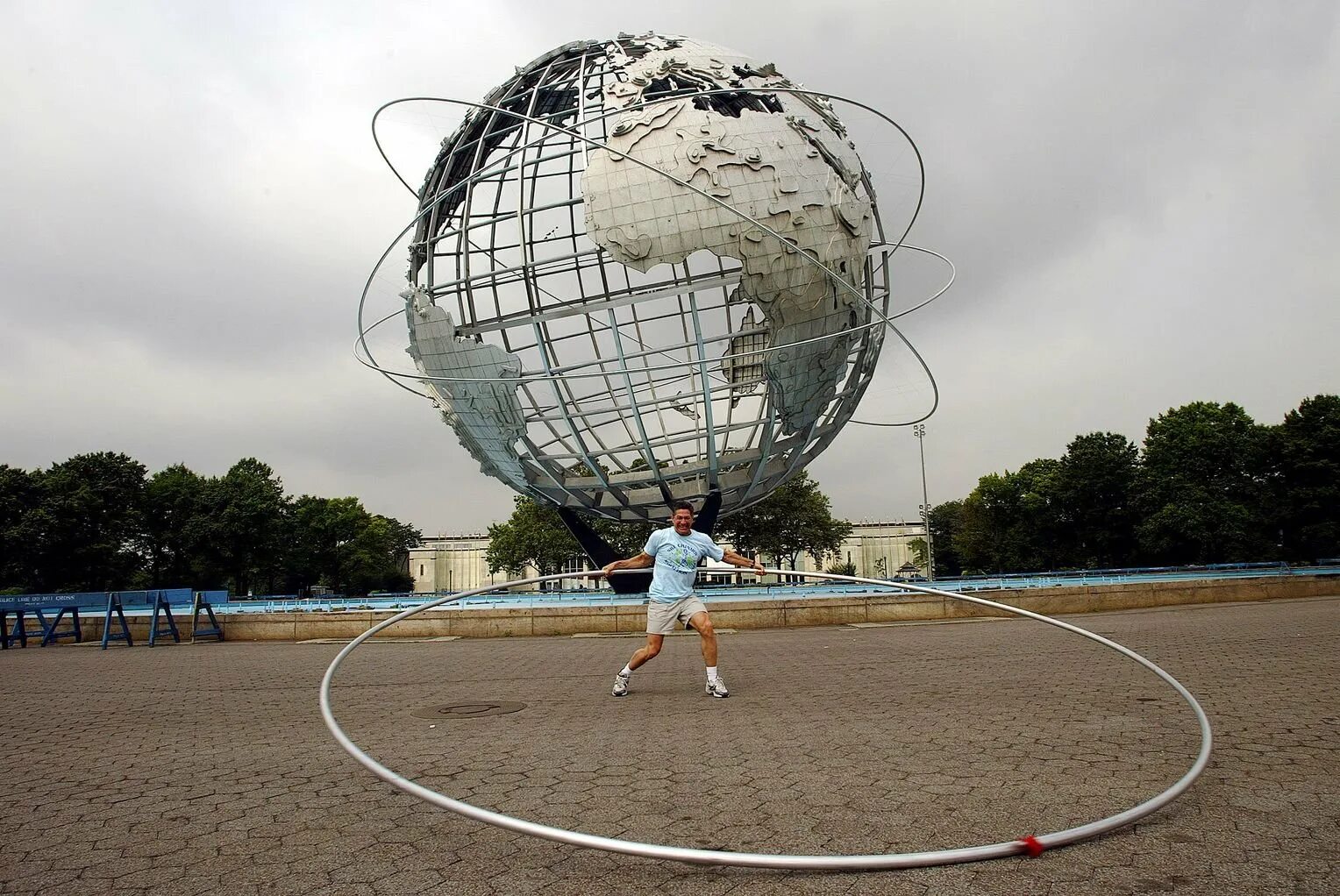 Рекорды стран всех. Ашрита Фурман. Ашрита Фурман Hula Hoop. Самый большой обруч. Самый большой мяч в мире.