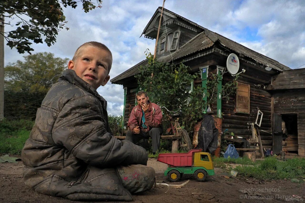 Глубинка России. Нищие в деревне. Деревня жителей. Российские деревни в глубинке.