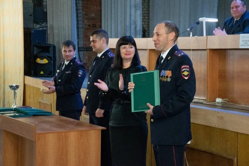 Полиция прокурор. Сотрудники внутренних дел праздник Курган. День полиции Идринское. Новый дом для полицейских.