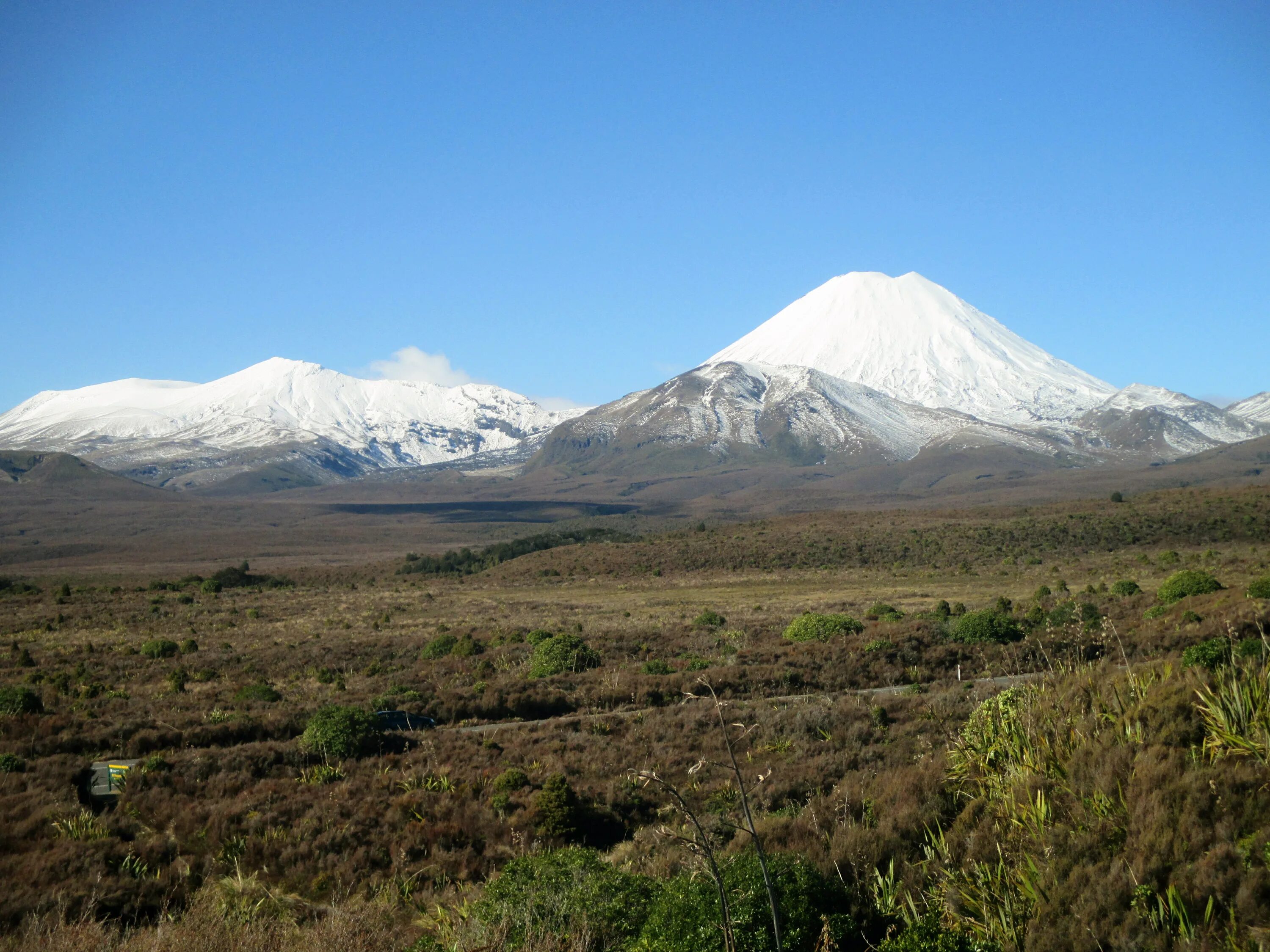 Вулкан руапеху где находится. Вулкан Тонгариро новая Зеландия. Вулкан Нгаурухоэ в новой Зеландии. Вулкан Руапеху новая Зеландия. Вулкан белый остров новая Зеландия.