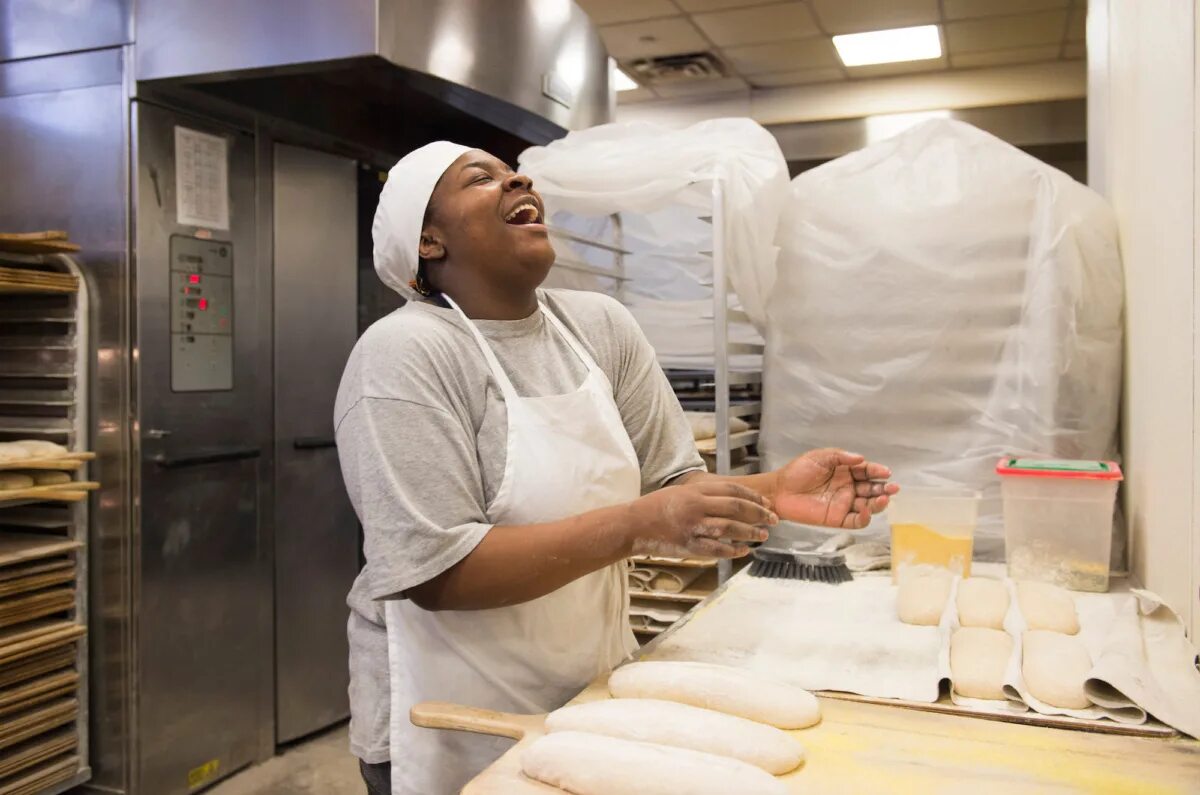 Выпечка. Ilon bakery. Ассортимент выпечки. Хлеб тартин сан франциско. Пекарь с хлебом.