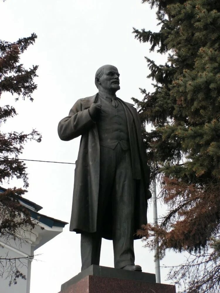 статуя ленина в иркутске. памятник ленину на площади ленина. ленин владимир ильич памятник. площадь ленина хабаровск ленин. памятник ленину у финляндского вокзала взорвали.