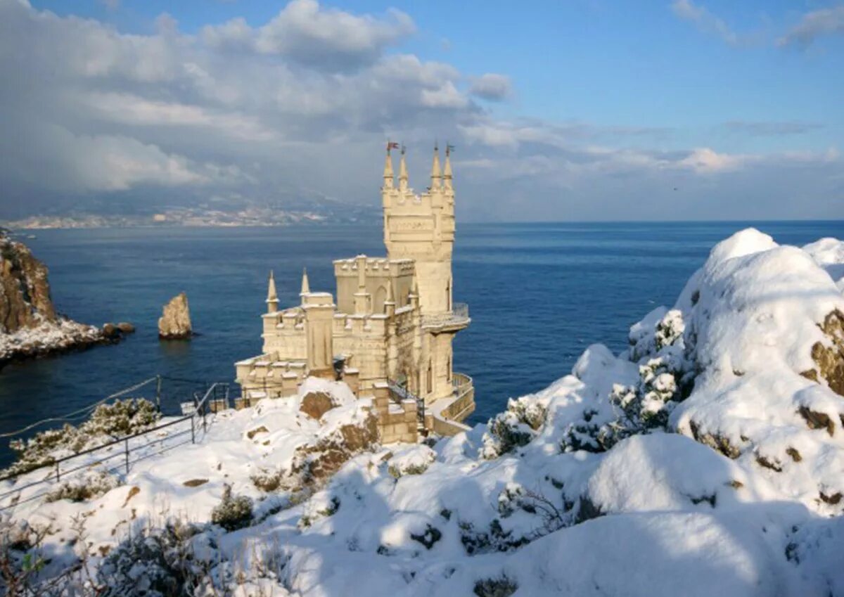 В крыму зимой тепло. Ласточкино гнездо крым зимой. севастополь ласточкино гнездо. ялта ласточкино гнездо зимой. ласточкино гнездо в крыму зимой 2025.