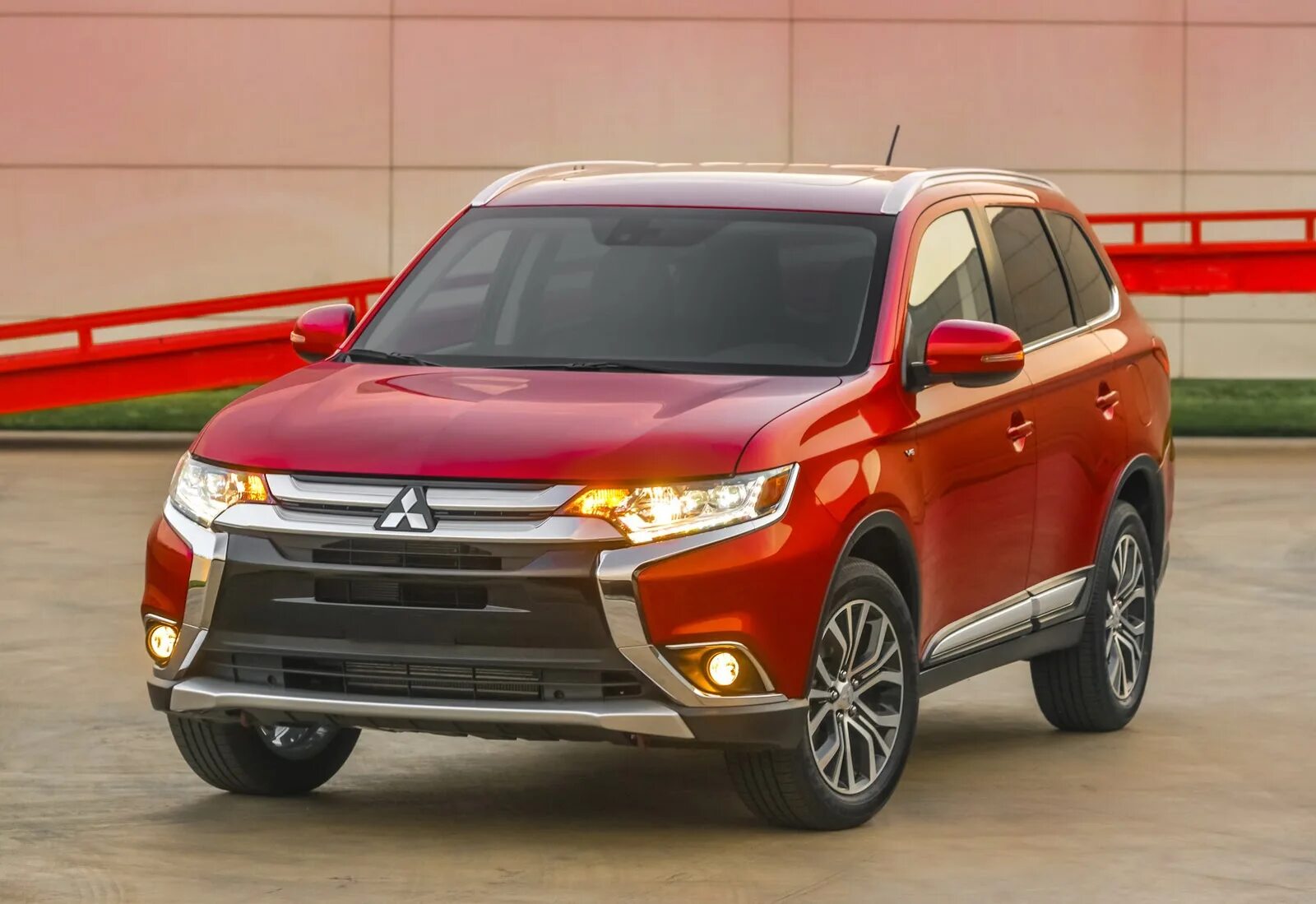 Митсубиси купить новый цена. Мицубиси Аутлендер. Mitsubishi Outlander 2016. Митсубиси Аутлендер 2015. Митсубиси Аутлендер 2016 года.