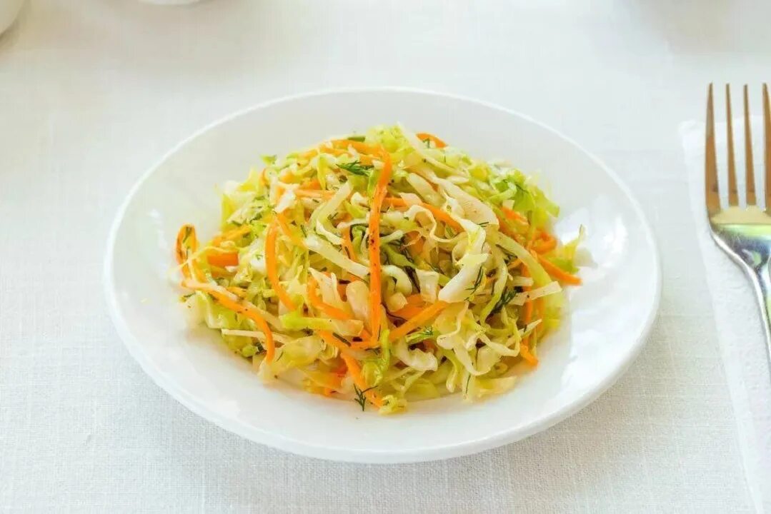 Витаминный салат с капустой и морковью. Салат капуста морковь лимон. Витаминный (капуста, перец, огурец, морковь) 100г - 35р. Салат витаминный с яблоком и морковью и капустой. Салат с капустой и морковкой.