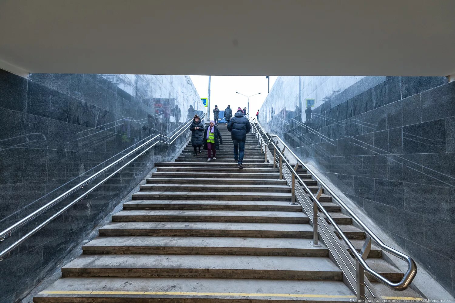 Сходи сейчас. Лестница в подземный переход. Лестничный сход. Лестница надземного перехода. Лестничный сход метро.