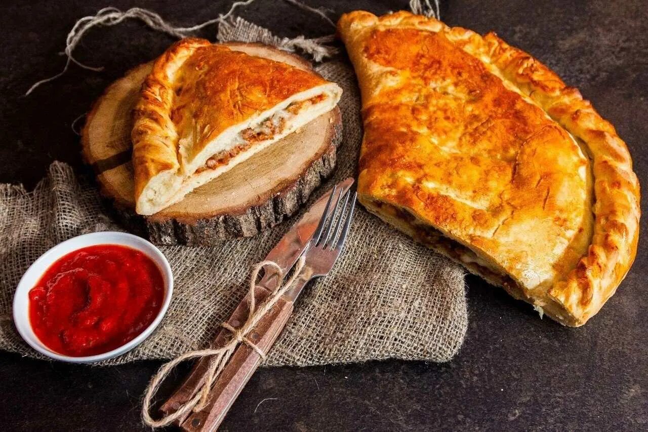 Закрыть пицца. Закрытая пицца кальцоне. кальцоне маргарита. кальцоне бьянко. кальцоне ди маре.