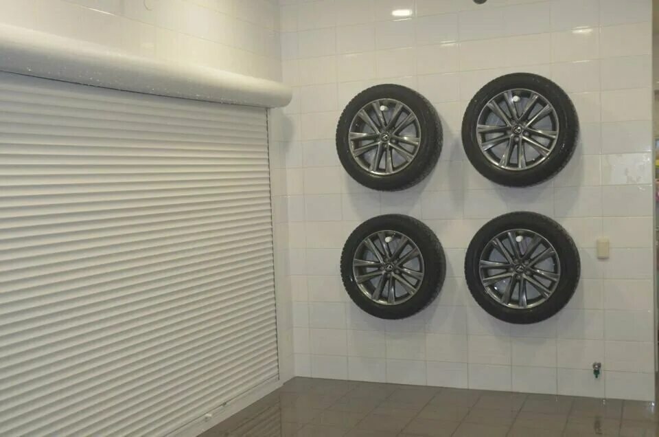 хранение колес в гараже на стене. держатель для колёс автомобиля в гараже. хранение колес в гараже на стене. полка для хранения колес сорокин откидная 35. колеса на стену в гараже.