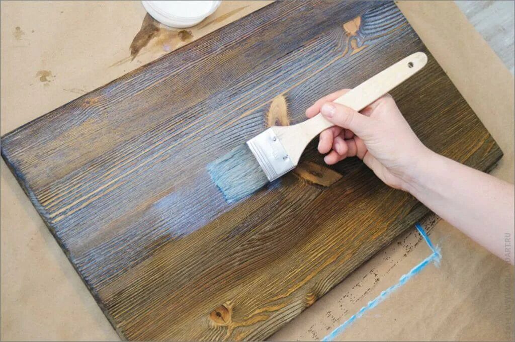 Чем можно покрасить доски. Браширование древесины морилка. Состаривание дерева морилкой. Техника состаривания дерева красками. Osmo состаренная древесина.