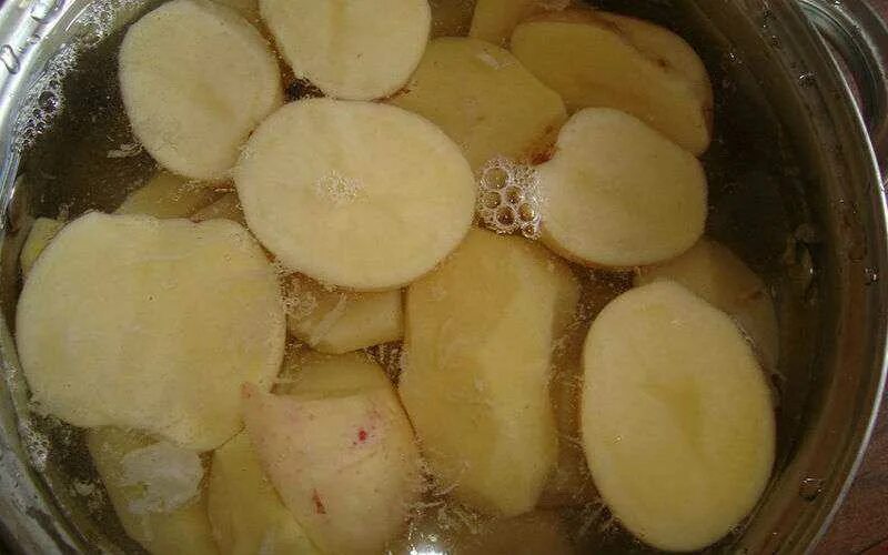 Есть ли вода в картошке. Картошка в кастрюле. Картофель компот. Картофель в воде. Картофель очищенный.