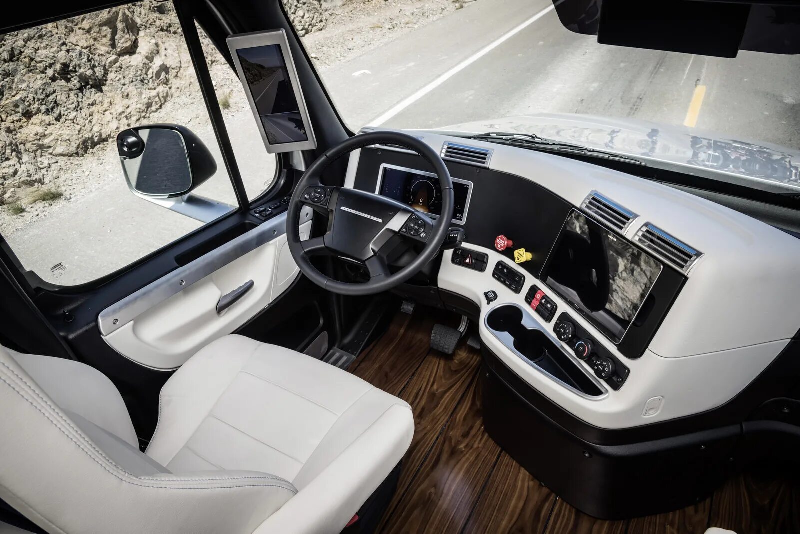 Грузовик внутри. Freightliner Cascadia кабина. Freightliner inspiration салон. Freightliner Cascadia 2020 Interior. Фредлайнер грузовик внутри кабины.