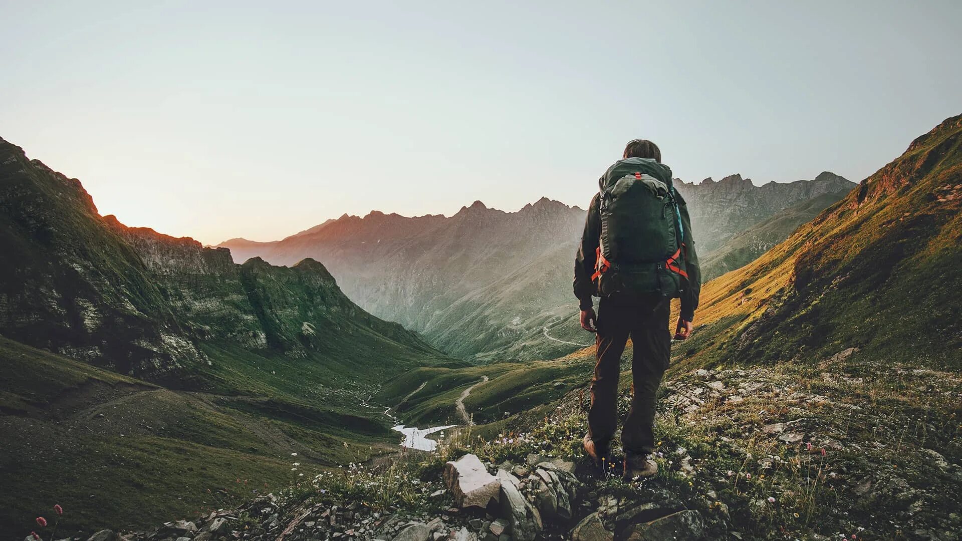 Adventure. Туристы в горах. Путешественник в горах. Поход в горы. Путешественник в Гоопх.