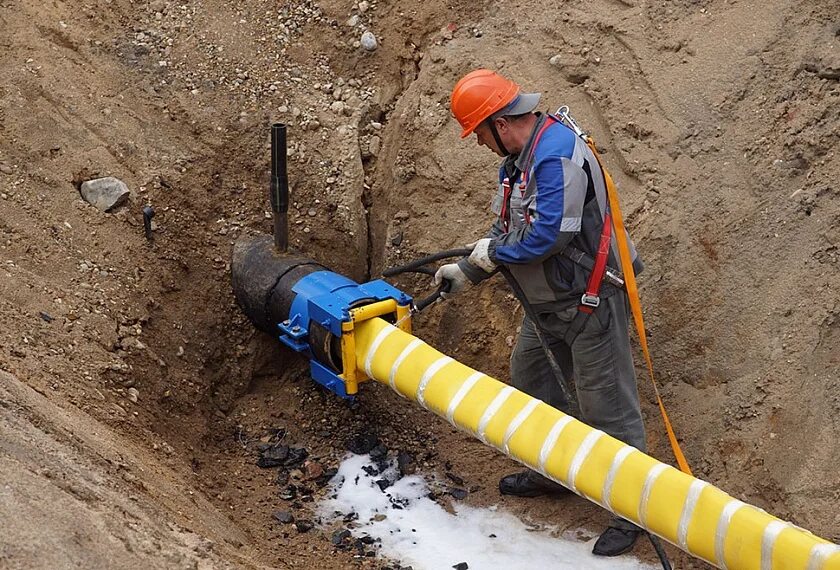Газопровод монтаж строительство. Реновация трубопроводов бестраншейным методом. Бестраншейная санация трубопроводов. Санация трубопроводов гибкой полимерно-тканевой рукавом DN 200. Прокладка труб