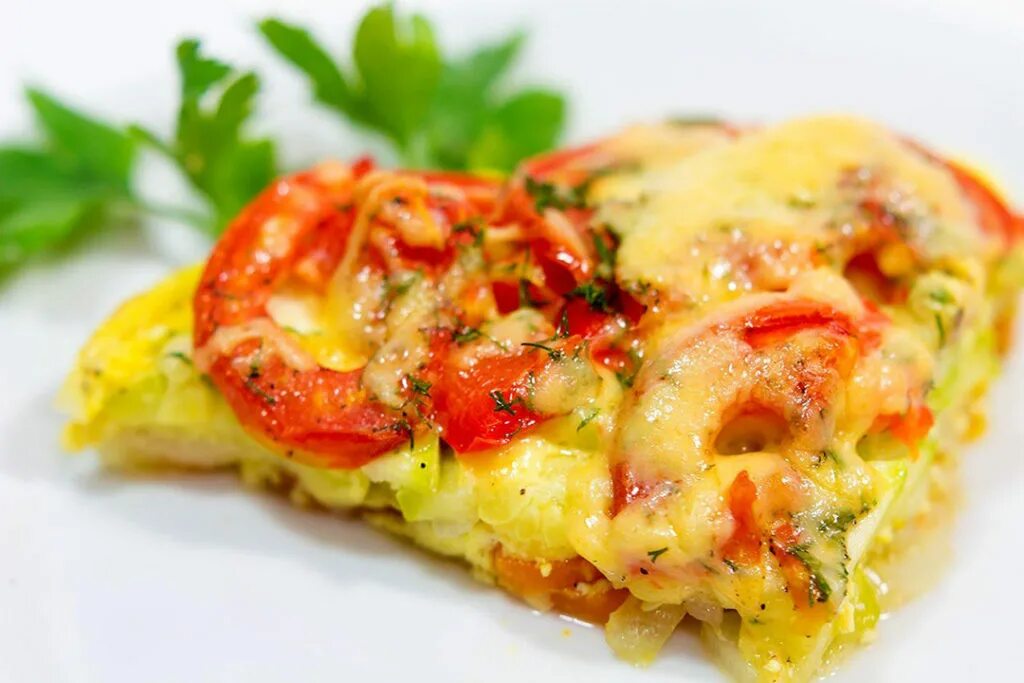 Картошка с куриным филе помидорами и сыром. Куриная запеканка с овощами. овощная запеканка с сыром. запеканка с курицей и овощами. запеканка картофельная с овощами.