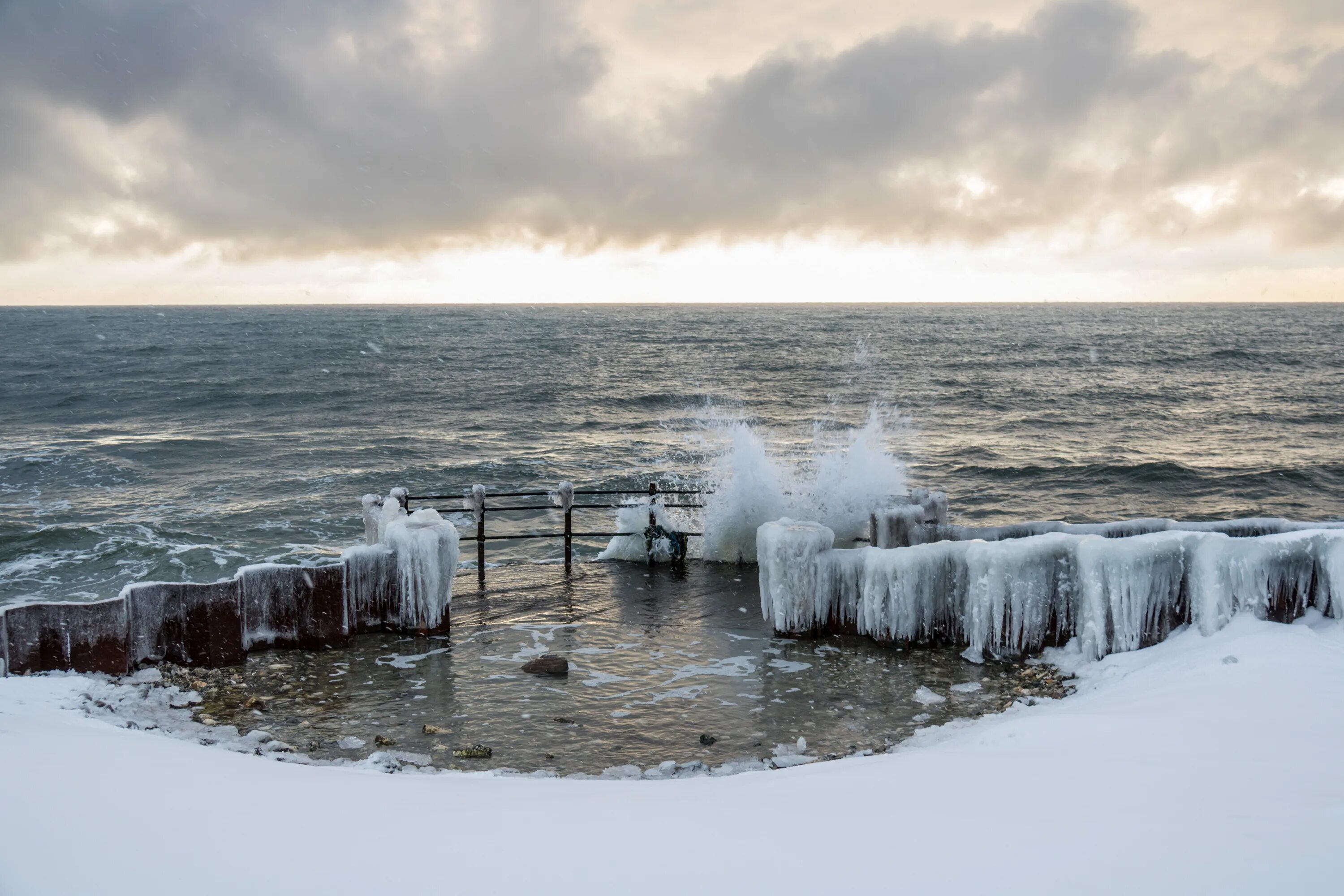 Вблизи края воды. Зима на черном море. Черное море зимой. Море зимой фото. Холодное море.