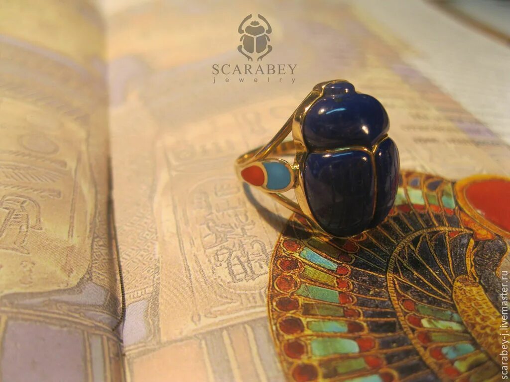 Скарабей из металла. Кольцо в виде скарабея. Золотой жук скарабей. Комплект украшений скарабей. Кулон скарабей.