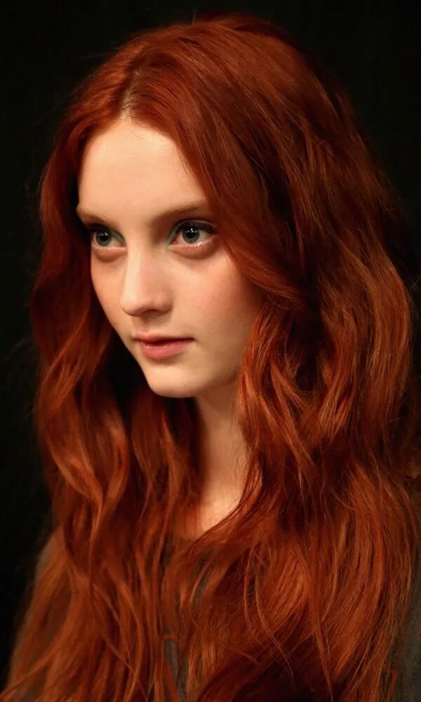 Red hair brown eyes. Медно каштановый махагон 4. Рыжие с карими глазами. Меган прескотт в рыжий цвет волос. Медно каштановый.